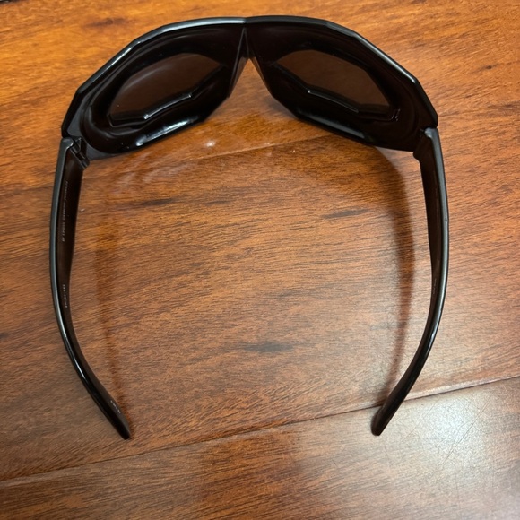 Walter Van Beirendonck
Linda Farrow Diamond Sunglasses - Picture 5 of 8